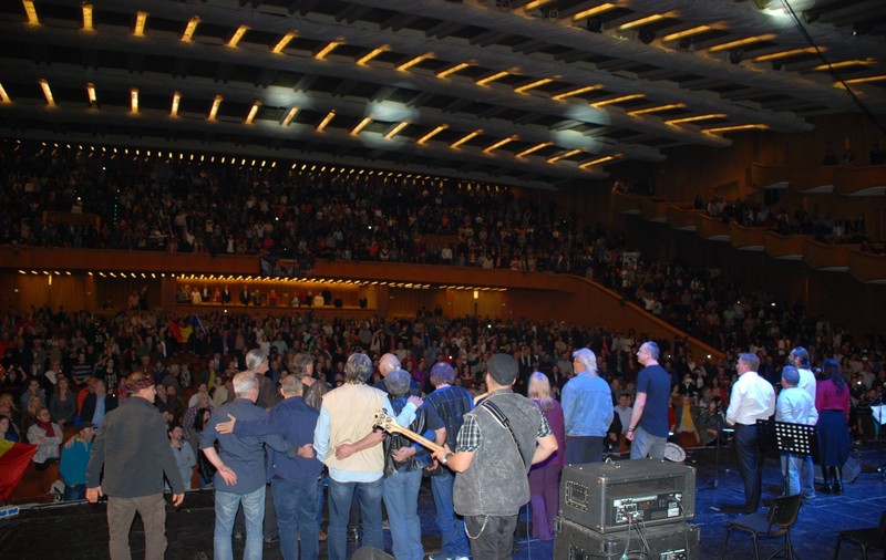 Record în istoria Sălii Palatului! De aseară,  timp de 7 ore și jumătate aproape 50 de soliști au concertat în memoriam Adrian Pănuescu