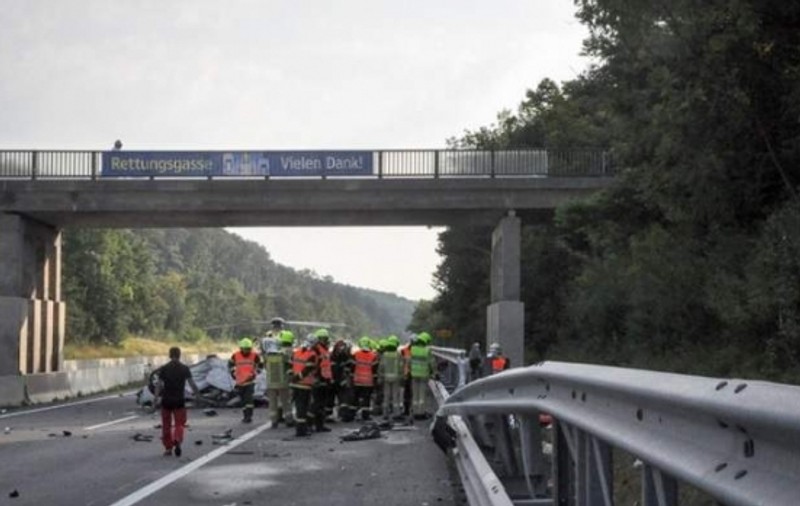 Accident cu români în Austria. Un bărbat a murit pe loc, soţia şi fiica lui sunt în comă. UPDATE