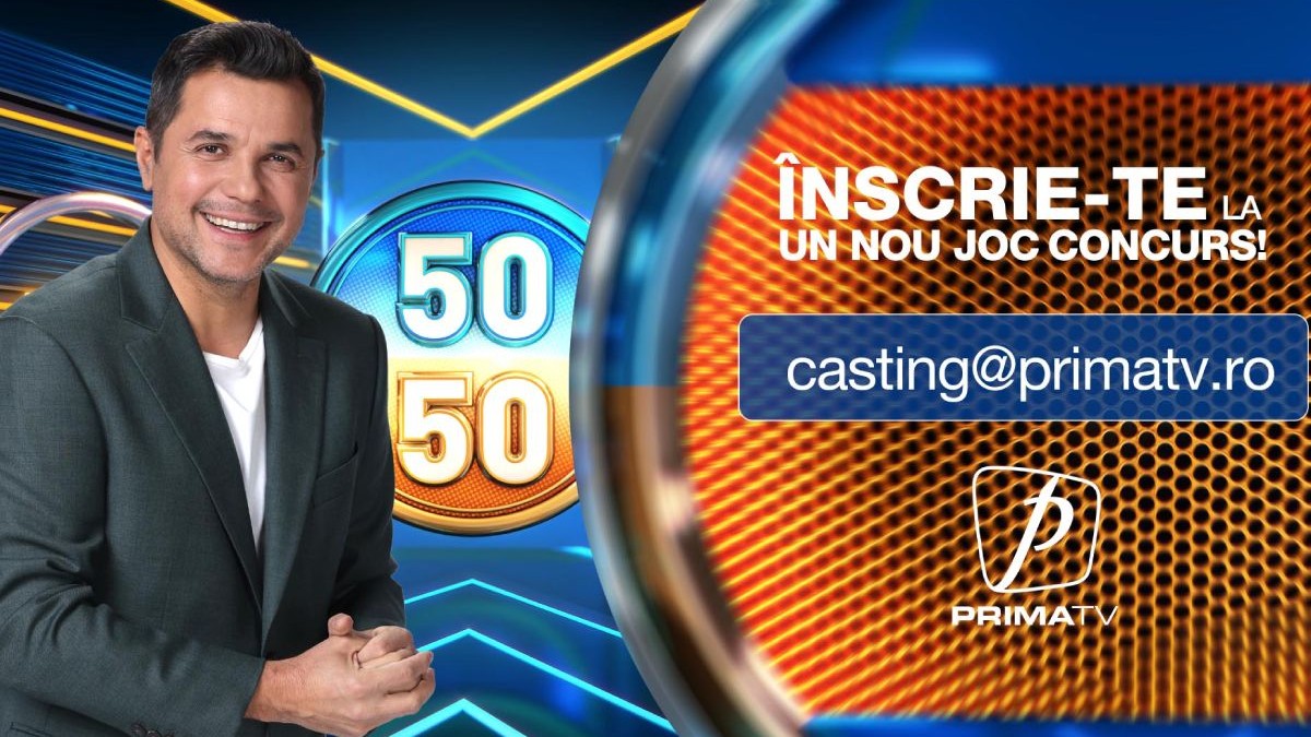 Cove, prezentatorul emisiunii 50-50 de la Prima TV, pe fundalul cu logo-ul emisiunii în culorile albastru și auriu