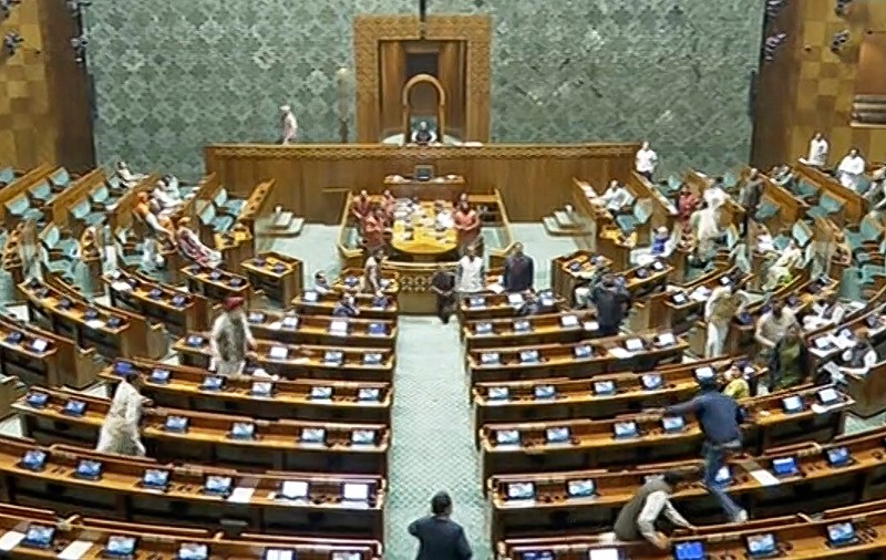 „Eroare majoră de securitate”. Un bărbat a sărit din galeria vizitatorilor în băncile parlamentarilor din India și a aprins o fumigenă | VIDEO