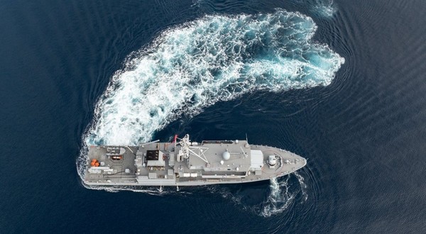 O vedere aeriană a unei nave militare în largul coastei districtului Foca din Izmir, Turcia. Imagine cu caracter ilustrativ. Sursă foto Getty Images.