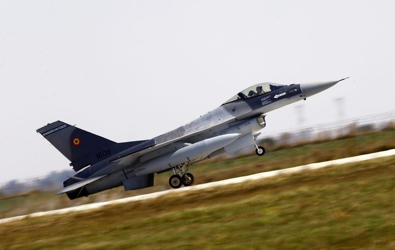 VIDEO/ Alte trei avioane F-16 Fighting Falcon intră în dotarea Forţelor Aeriene Române
