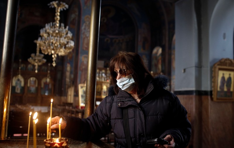 În Grecia, credincioșii nevaccinați merg la biserică doar cu test COVID. „Ce să facem? Ne conformăm”