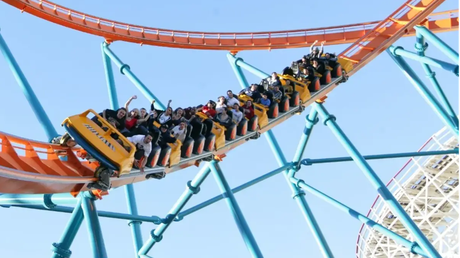 Un om a murit după ce ar fi fost aruncat din rollercoaster, într-un parc de distracții în SUA. Sursă foto: sixflags.com.
