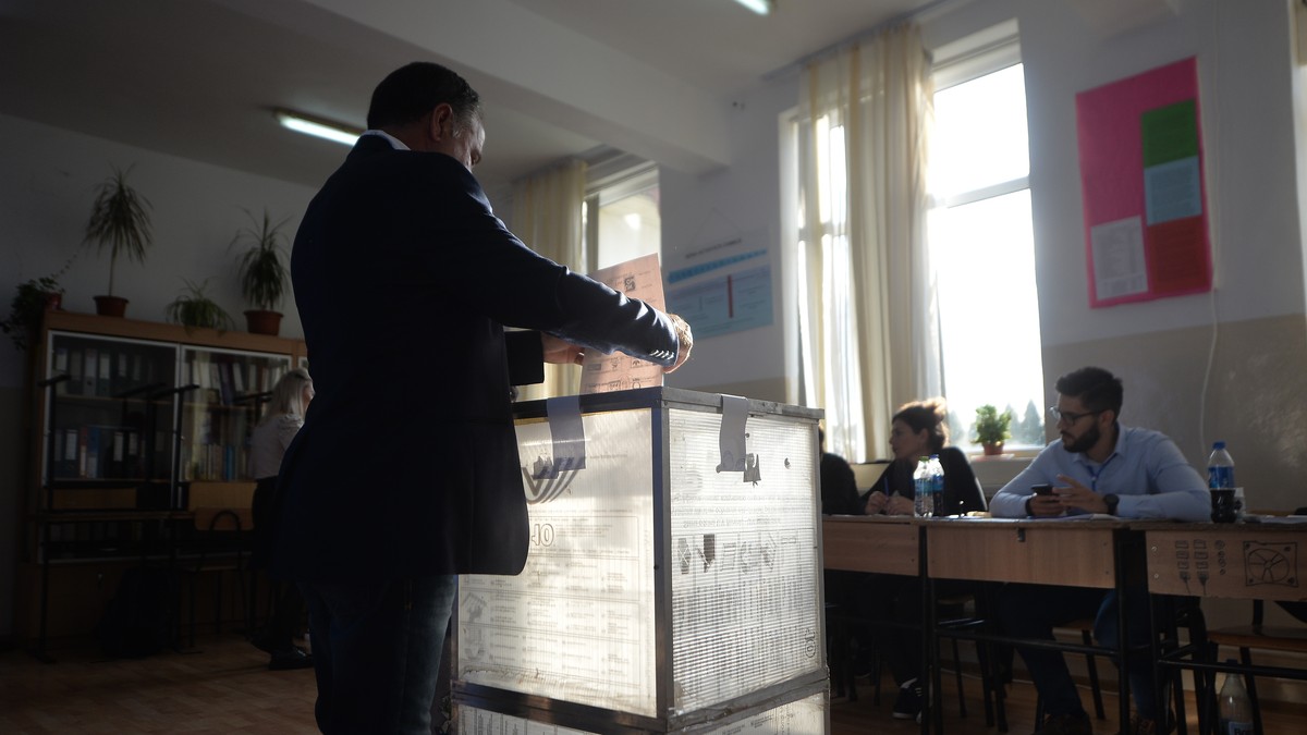 O persoana isi exercita dreptul la vot in cadrul alegerilor prezidentiale, in Sintesti, jud. Ilfov, duminica, 10 noiembrie 2019. ALEXANDRU DOBRE / MEDIAFAX FOTO