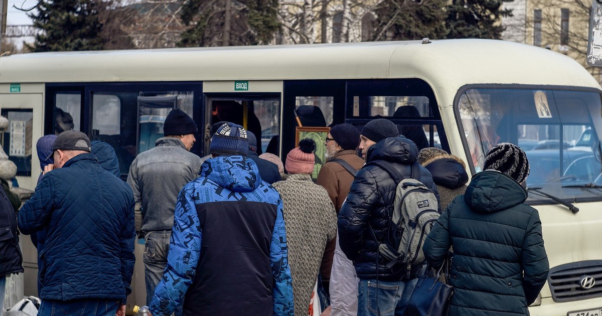 Voronej, martie 2023. Un grup de oameni s-a adunat ca să ia ajutoare umanitare Foto: Profimedia