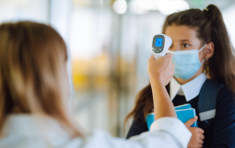 Program de 14 ore zilnic pe hârtie pentru medici din Iași care iau bani din două surse de la stat. Tentația salariilor de 10.000 de lei din cabinetele școlare