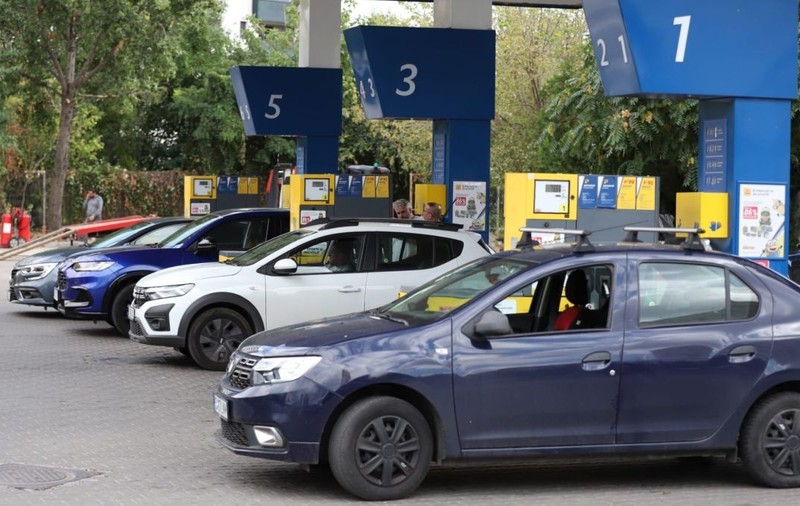 Mai multe mașini, într-o benzinărie din București, 14 septembrie 2026. Poză cu caracter ilustrativ. Foto: Libertatea/ Dumitru Angelescu