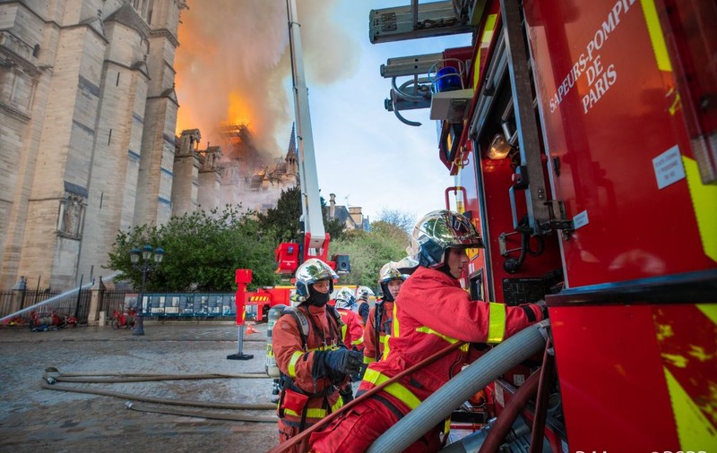 UPDATE | Incendiul de la Catedrala Notre-Dame din Paris a fost stins după 9 ore! Donald Tusk: „Europa va ajuta la reconstrucție”