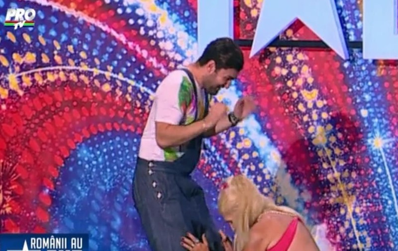 ROMÂNII AU TALENT. Blonda asta l-a atins senzual pe Smiley şi apoi l-a pupat. Bartoş se pregăteşte de nunta colegului