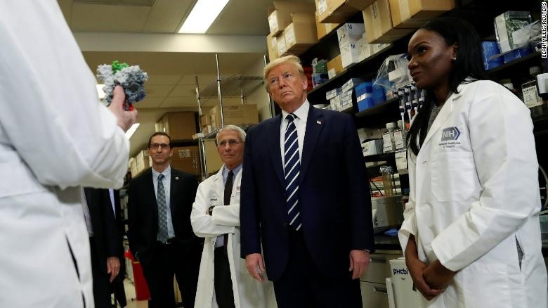 Kizzmekia Corbett (dreapta), alături de președintele SUA, Donald Trump și de doctorul Anthony Fauci / FOTO: CNN