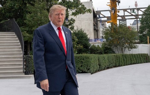 Donald Trump lângă construcția sălii de bal