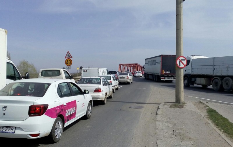 Autoritățile amână din nou momentul închiderii podului de la Mărăcineni. Bâlbele oficialilor pe nervii șoferilor