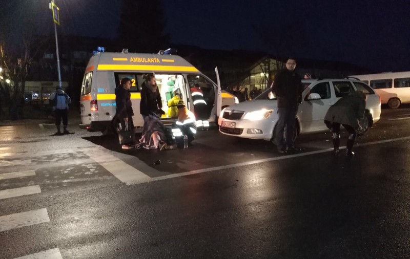 Trei elevi, loviți de microbuz în județul Sibiu. Accidentul, produs pe trecerea de pietoni