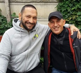 Comisarul Traian Berbeceanu și chirurgul Marius Blendea sunt prieteni din copilărie. Cei doi apar împreună în mai multe poze pe rețelele de socializare