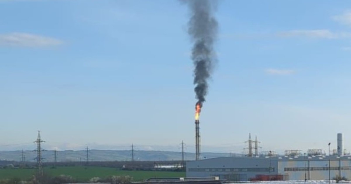 Imagine cu facla rafinăriei Petrotel Lukoil