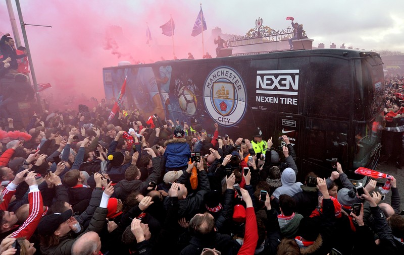 Autocarul echipei Manchester City a fost atacat de fanii lui Liverpool. UEFA a deschis o anchetă / VIDEO