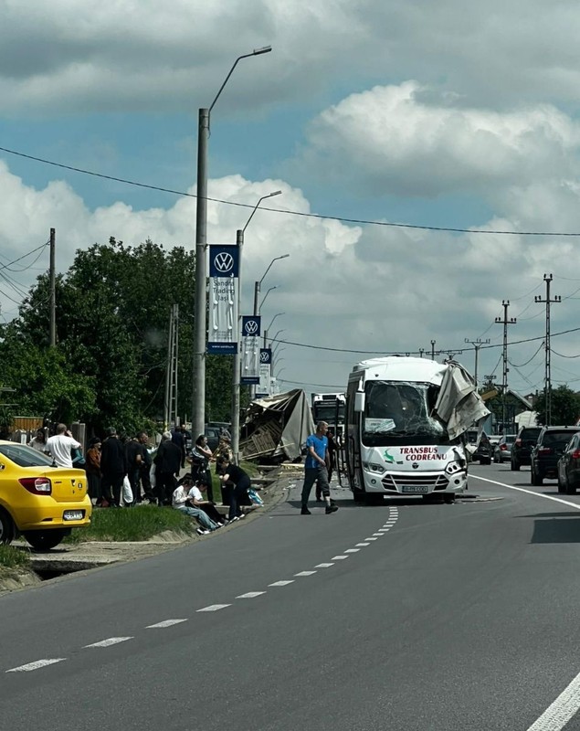 Un camion s-a izbit de un autocar cu 28 de pasageri, la Lețcani, Iași. Șapte oameni sunt în stare gravă la spital. Plan roșu de intervenție