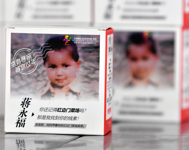 FOTO/ Metoda prin care o companie de băuturi din China vrea să ajute la combaterea traficului de minori. A pus poze cu copii dispăruți pe sticlele de alcool