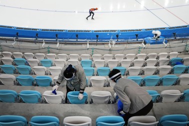 Scaunele sunt dezifectate înainte de începerea Jocurilor Olimpice de iarnă de la Beijing 2022 (foto Hepta)