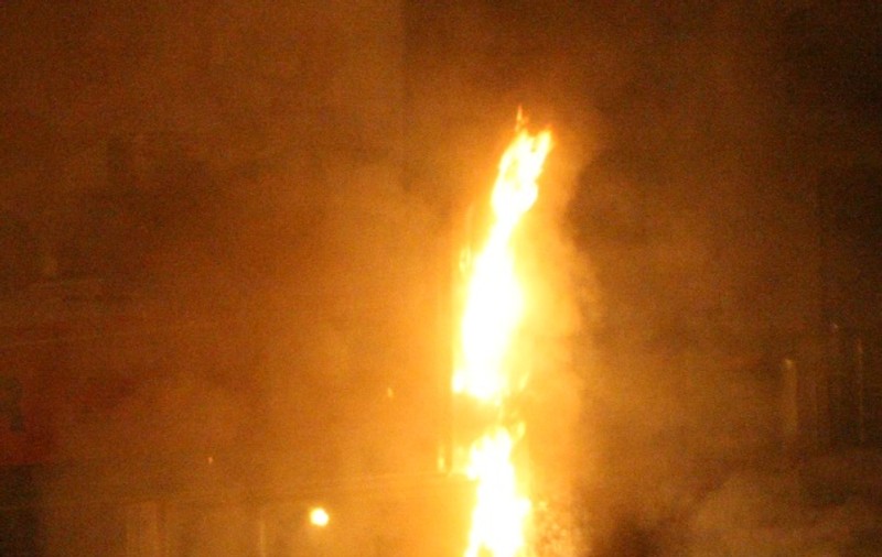 Un sucevean şi-a dat foc la casă, lăsându-şi familia pe drumuri