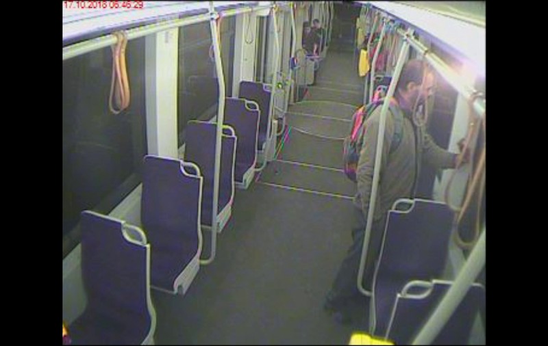 VIDEO/ Un călător sparge geamul unui tramvai modernizat cu 500.000 de euro, la Timișoara. Scena, surprinsă de camera de supraveghere
