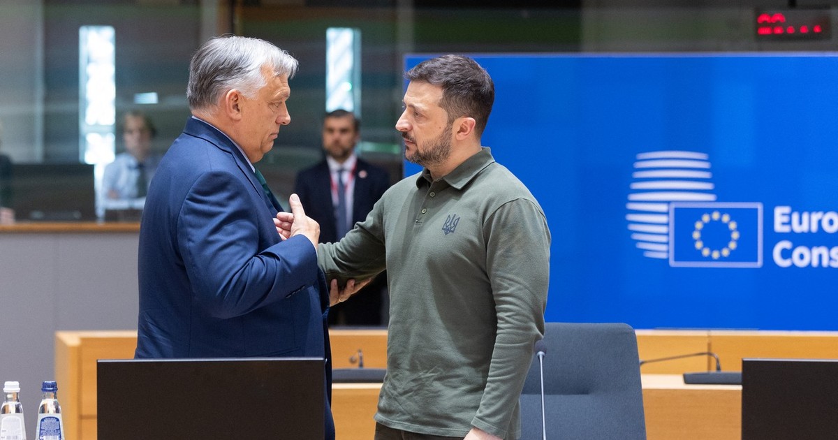 Viktor Orban (stânga) și Volodimir Zelenski surprinși în timpul unei discuții în marja summitului european de săptămâna trecută Foto: Profimedia
