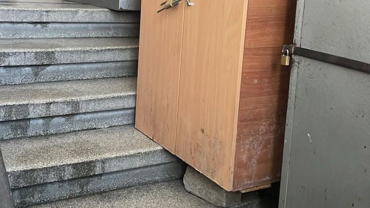 Fișetele sprijinite cu cărămizi și bolovani pot cădea oricând.