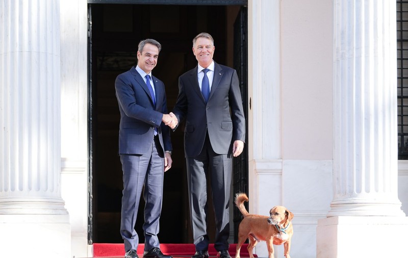 Klaus Iohannis, întâmpinat la Guvernul Greciei de celebrul câine adoptat de premierul Mitsotakis