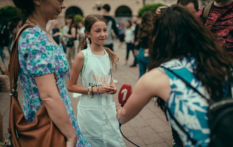 Fetița care a emoționat Serbia: Nina vinde gogoși pe stradă, la Novi Sad, pentru a strânge bani pentru tratamentul tatălui ei bolnav