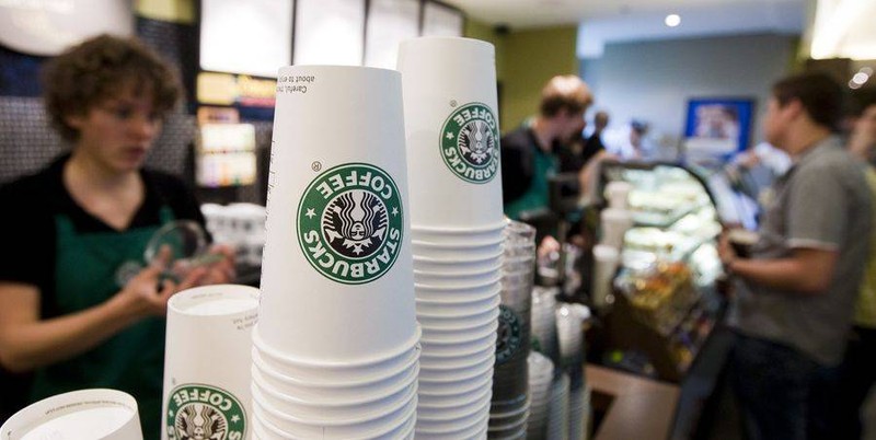 80% din tranzacțiile efectuate acum în SUA la cafenelele Starbucks sunt cu ridicare de comandă