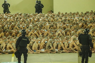 Imaginile şocante cu prizonierii salvadorieni au fost arătate publicului chiar de către oamenii din preajma preşedintelui Foto: Hepta