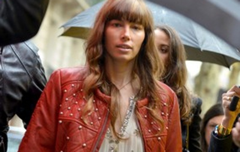 Jessica Biel, ŢINTUITĂ DIN CAP PÂNĂ ÎN PICIOARE! Iată ţinuta cu care a dat-o rău în bară! FOTO