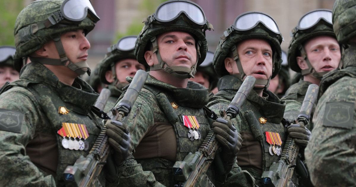 Soldați ruși ddefilează în Piața Roșie din Moscova cu ocazia Zilei Victoriei, 9 mai 2026