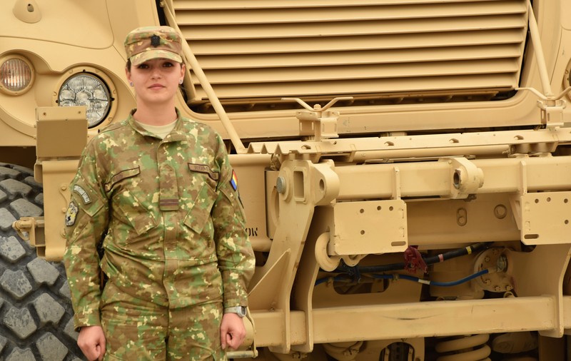 EXCLUSIV/Femeie într-o zonă de război. La 27 de ani, Roxana se ocupă de comunicațiile militarilor români din Afganistan