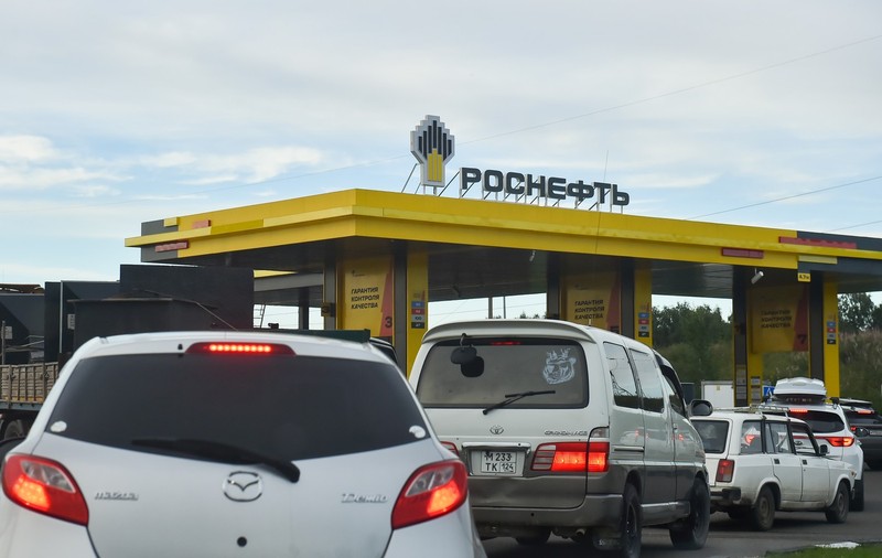 După cartofi, Putin îi cere lui Lukașenko și combustibil. Rusia importă benzină și motorină din Belarus