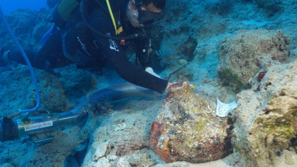 Cea mai veche epavă din lume, descoperită de arheologi, în Turcia Amfore vechi de 4700 de ani au fost găsite pe fundul mării. Sursă foto: Hakan Öniz.
