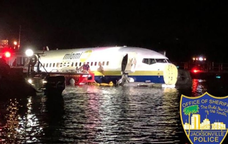 Un avion cu 143 de persoane la bord a ajuns într-un râu din Florida, după o aterizare pe furtună