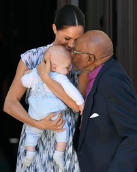 Arhiepiscopul Desmond Tutu îl sărută pe frunte pe bebelușul Archie (EPA)
