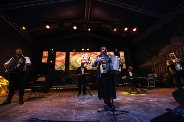 Maria spune că a învațat să cânte după ureche. Foto: Răzvan Valentin