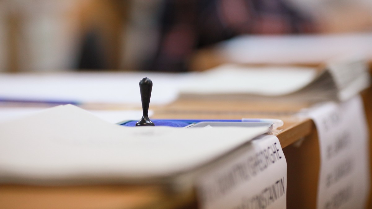 Ștampila și buletinele de vot pentru un tur de scrutin din România