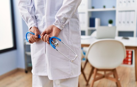 Un medic din Constanța s-a dat profesor universitar la Stanford, a operat un pacient și l-a convins că un produs de 187 de lei costă peste 21.000 de lei