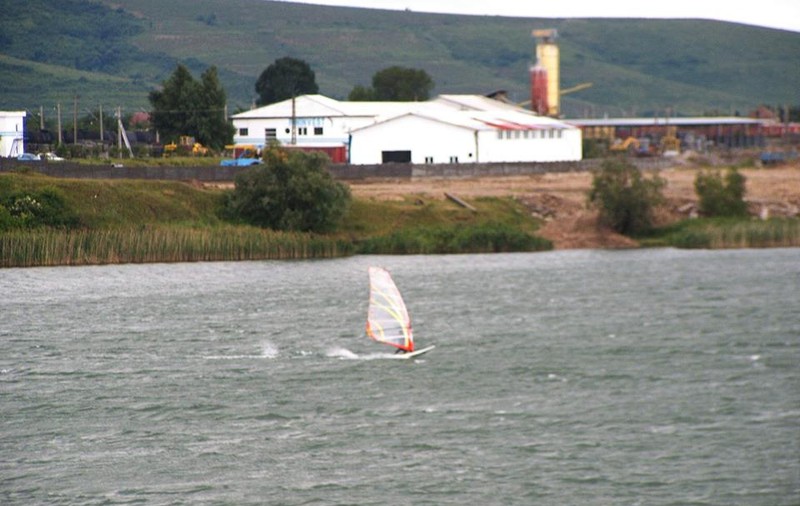 ”Marea arădenilor”, locul ideal pentru iubitorii de windsurfing / GALERIE FOTO