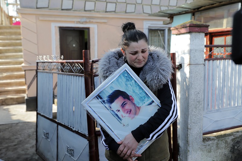 Ana Danciu, verișoara lui Vili, a scos la poarta casei fotografii înrămate cu tânărul ucis în atacul din Hanau
