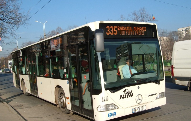 ACCIDENT cu un autobuz RATB pe Calea Dorobanţilor. Două  persoane rănite