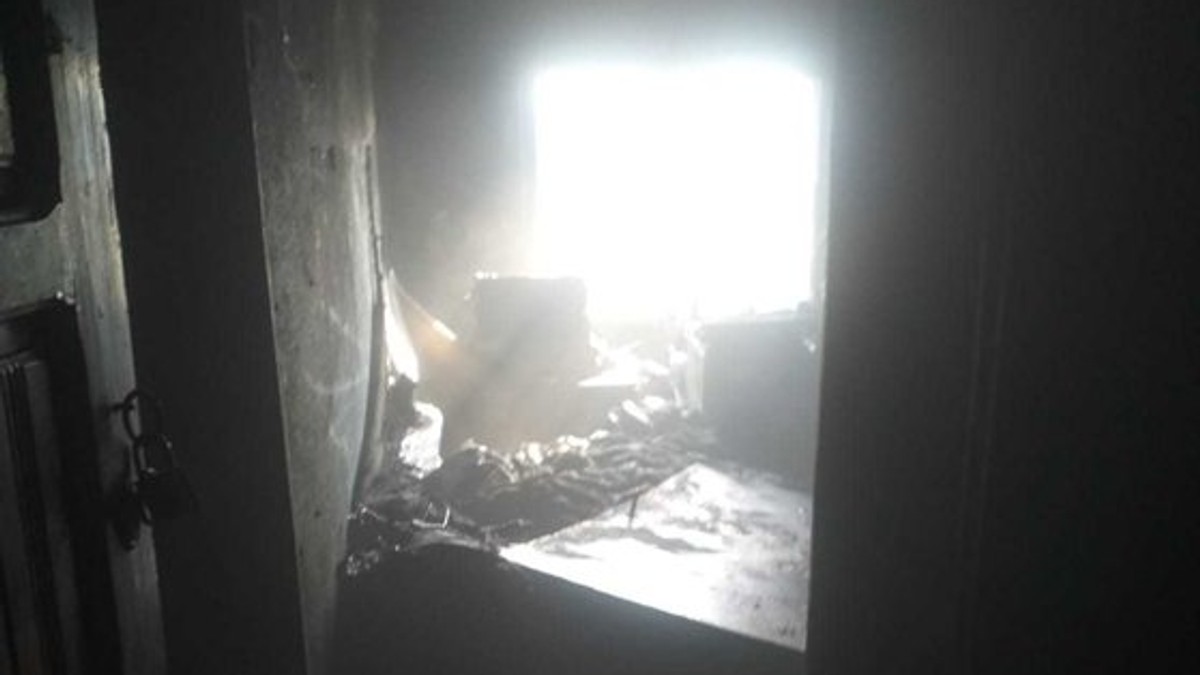 Un bărbat a suferit arsuri grave după ce un incendiu a izbucnit în apartamentul său. 20 de persoane din imobil au fost evacuate