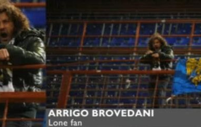A făcut show în Italia: A fost singurul fan care şi-a susţinut echipa într-un meci în deplasare. Vezi ce i-au făcut suporterii gazdelor! | VIDEO