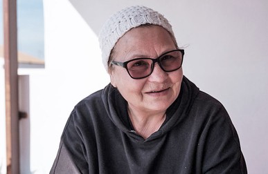 Elena, mama Florentinei, pe terasa apartamentului din Palos de la Frontera