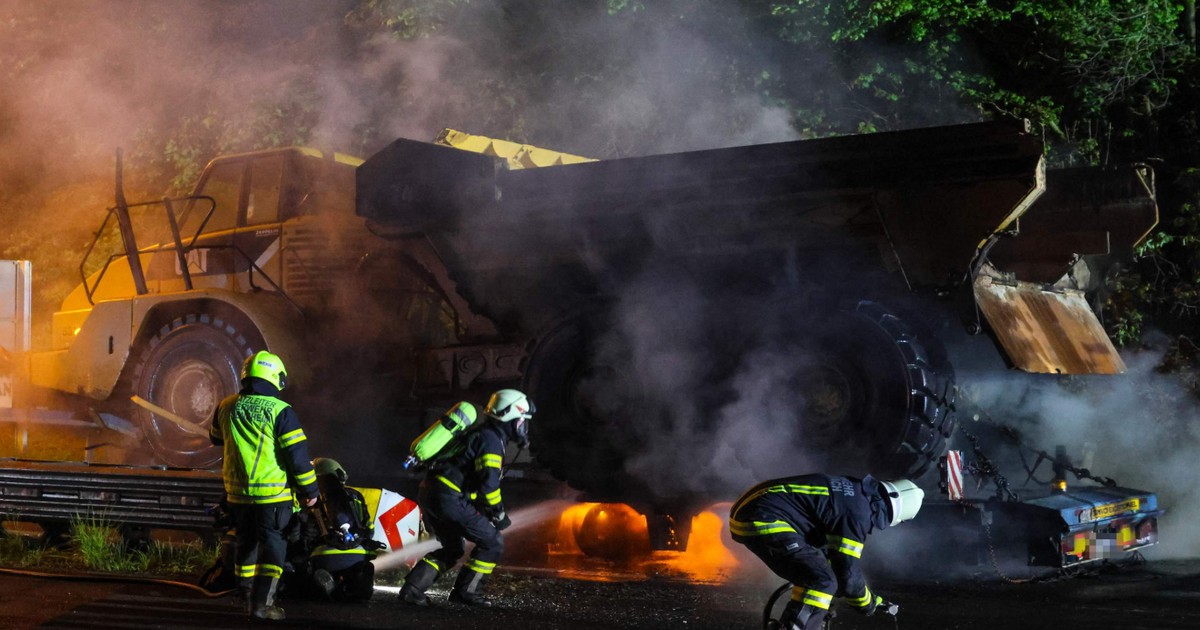 Poză cu pompierii în timp ce intervin pentru stingerea incendiului de la basculanta românului