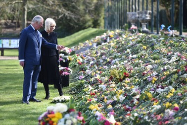 Prințul Charles și soția sa, Camilla, depun flori în memoria prințului Philip. Foto: Hepta